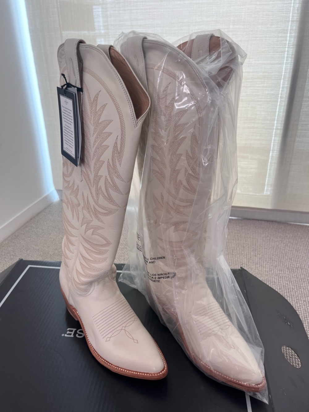 LUCCHESE Brand new never worn White boots - Picture 3 of 5